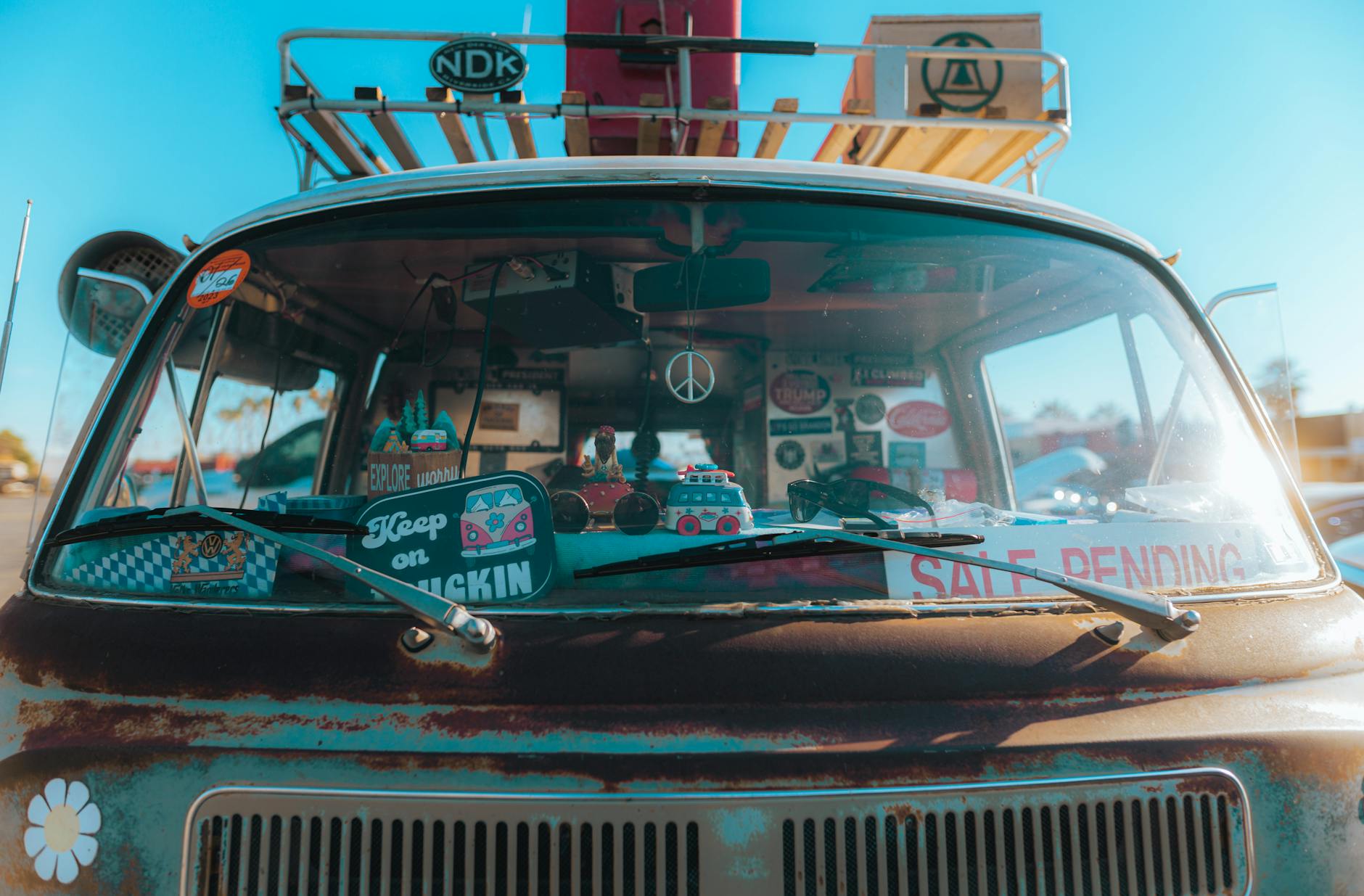 Stary van ozdobiony retro naklejkami i dekoracjami vintage