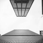 Czarno-białe wieżowce sfotografowane z perspektywy robaka