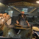 Kiedy zacząć karmić larwy po wylęgu i jak nie przekarmić pierwszych dni Stoisko na azjatyckim targu z pracownikiem kruszącym lód