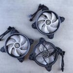 Trzy nowoczesne wentylatory chłodzące widziane z góry