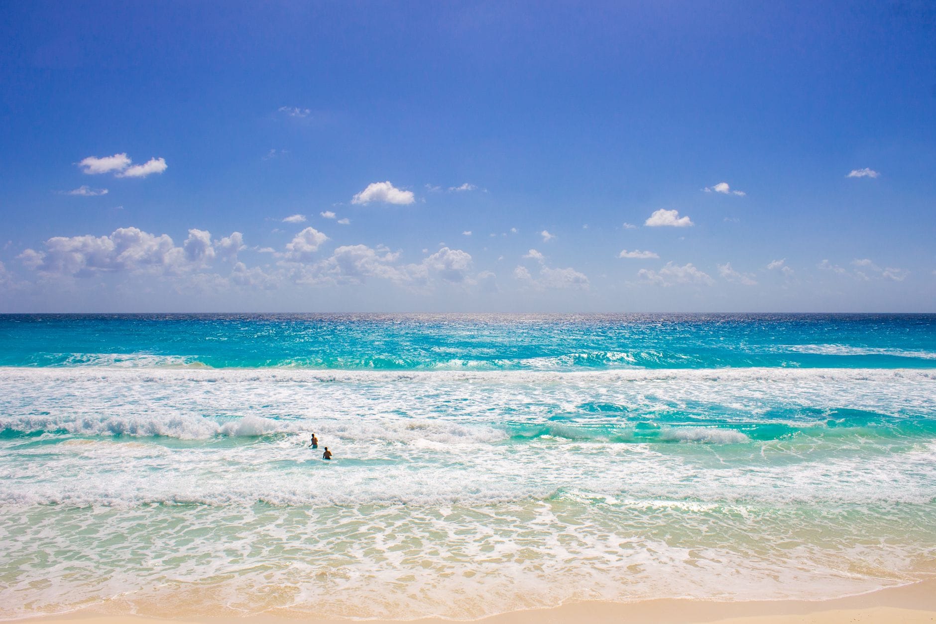 Słoneczna plaża w Cancún z turkusowym morzem i jasnym niebem